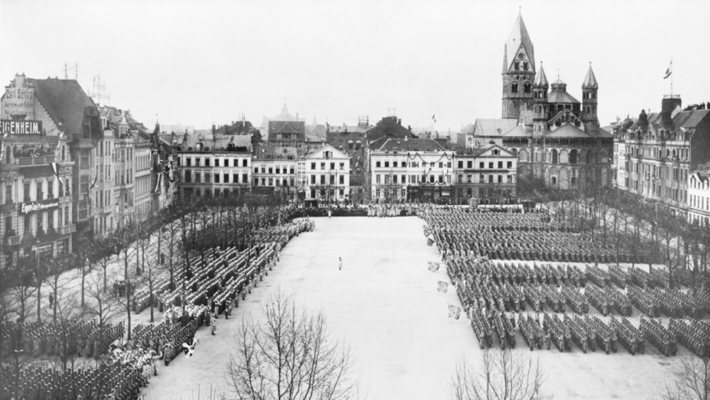 Schwarz-Weiß Aufnahme des Neumarkts mit Parade am 27. Januar 1914