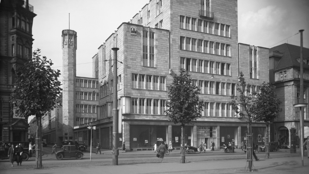 Schwarz-Weiß Aufnahme des Neumarkts Nordseite