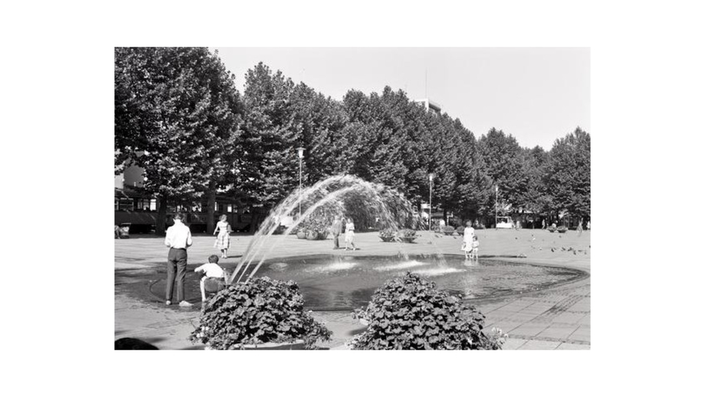 Schwarz-Weiß Bild vom Neumarkt mit Brunnen 1956