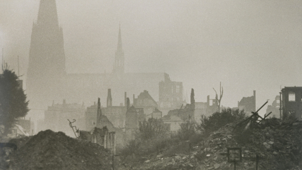 Schwarz-Weiß Aufnahme des Neumarkts, erster Tagesangriff, 1944