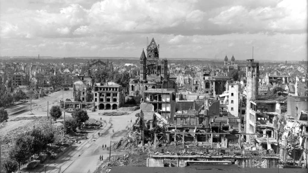 Panorama der Zerstörungen am Neumarkt, St. Aposteln im Hintergund