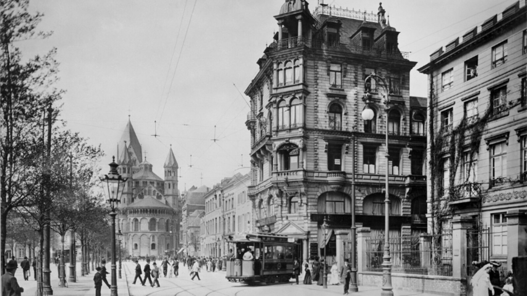 Schwarz-Weiß Aufnahme Neumarkt Nordwest-Seite mit Blick auf Apostelkirche, um 1900, Link auf Der Neumarkt im Wandel der Zeit