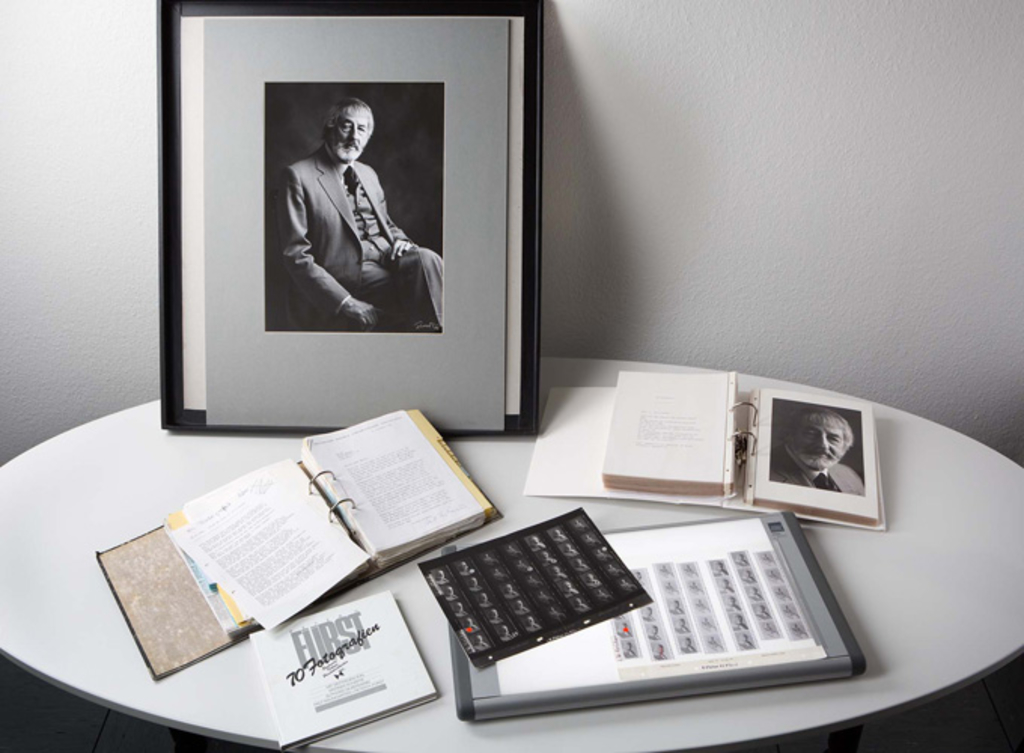 Überblick der Schenkung von Peter H. Fürst (Filmtaschen, Kontaktbögen, Briefwechsel Gruber/Fürst, signierter Vintage Print von L. Fritz Gruber, Ausstellungskatalog), RBA D040672