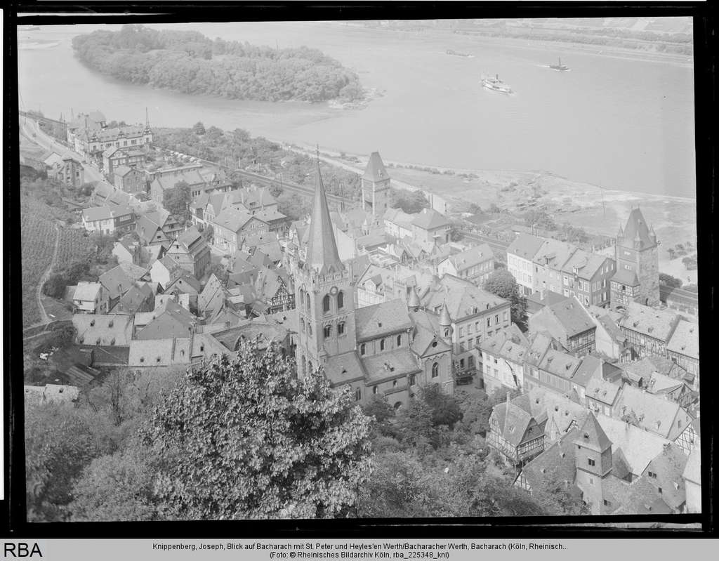 Blick auf Bacharach mit St. Peter und Heylesen Werth Foto Knippenberg
