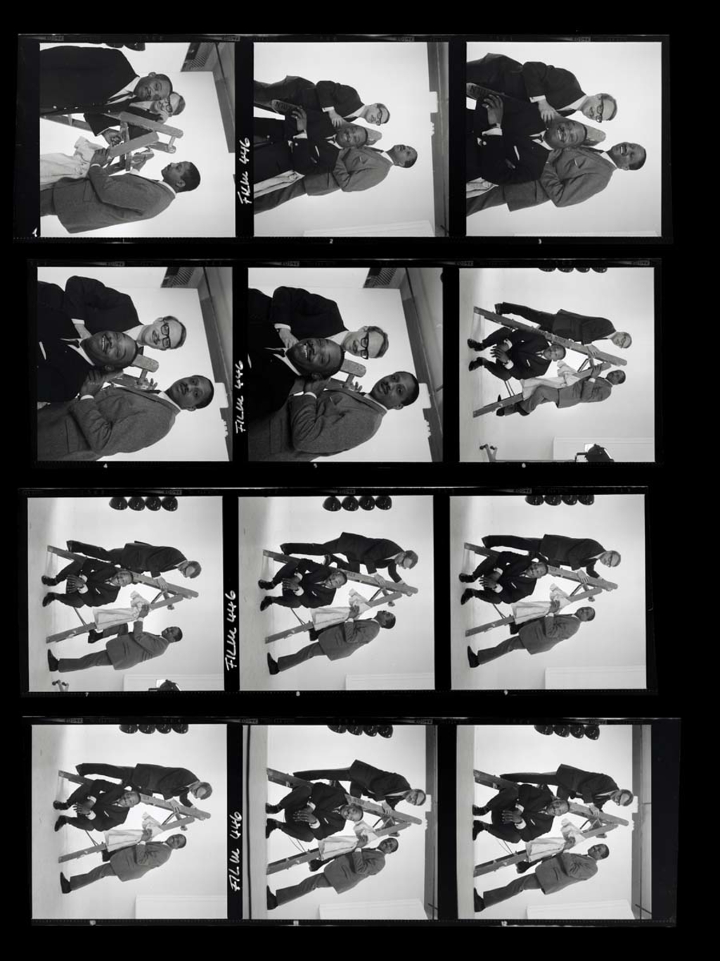 12 Kontaktabzüge in schwarz-weiß mit den Jazzmusikern Kenny Clarke, Francy Boland , Jimmy Woode auf einer Leiter