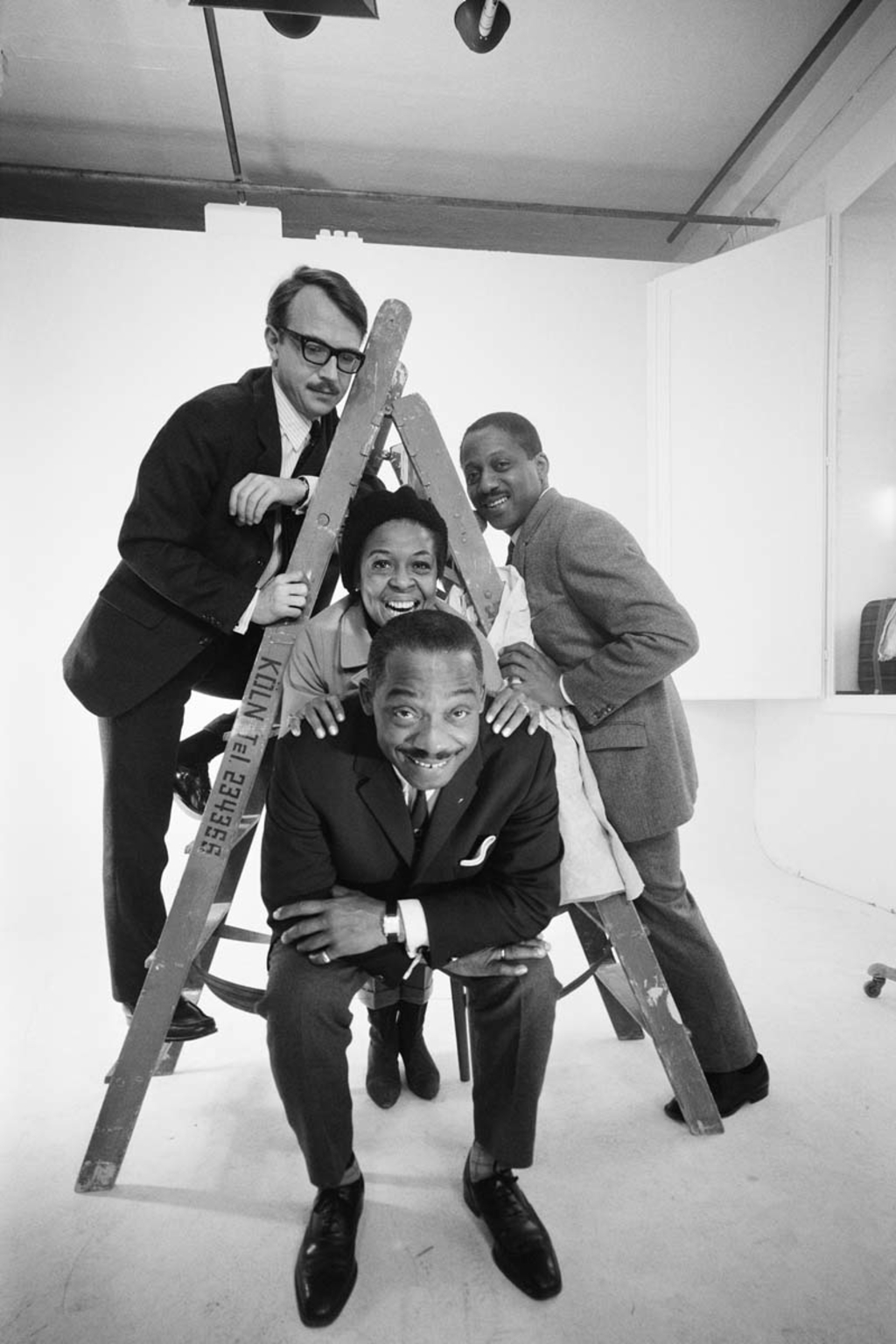 Die Sängerin Billie Poole zusammen mit Kenny Clarke (Schlagzeuger), Francy Boland (Pianist) und Jimmy Woode (Bassist)