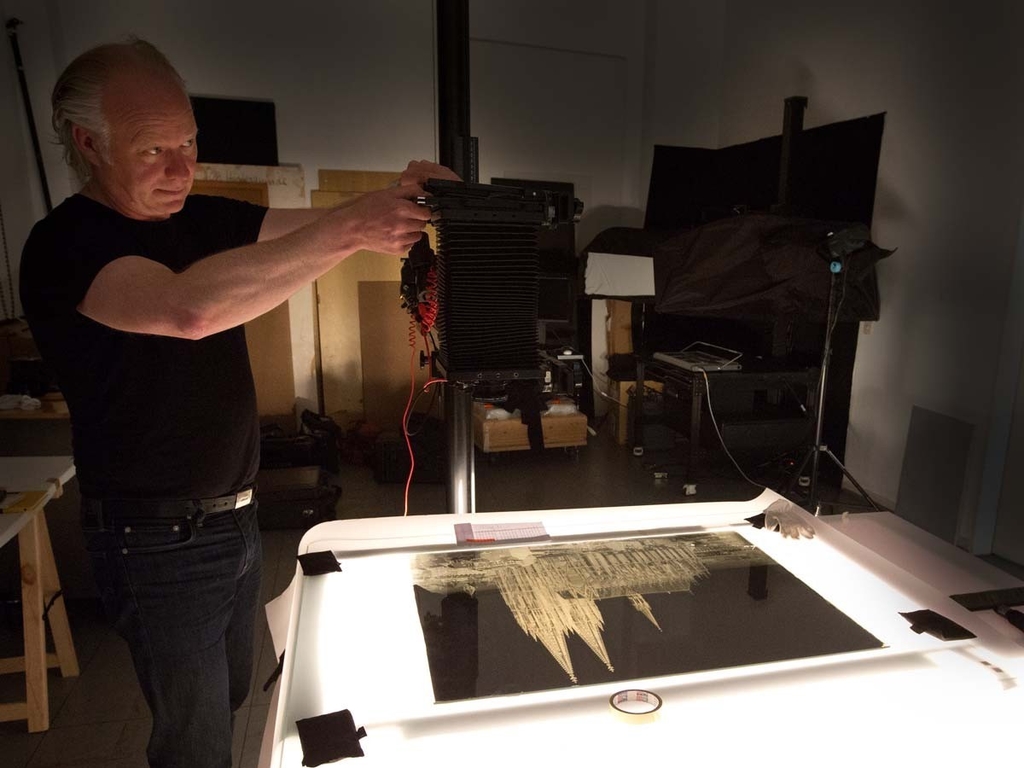 Ola Kolehmainen mit Vergrößerungsgerät