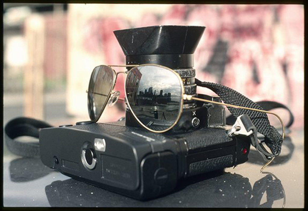 Jossi Kaufmann: Kaufmanns Kamera Leica R 4 trägt seine Sonnenbri