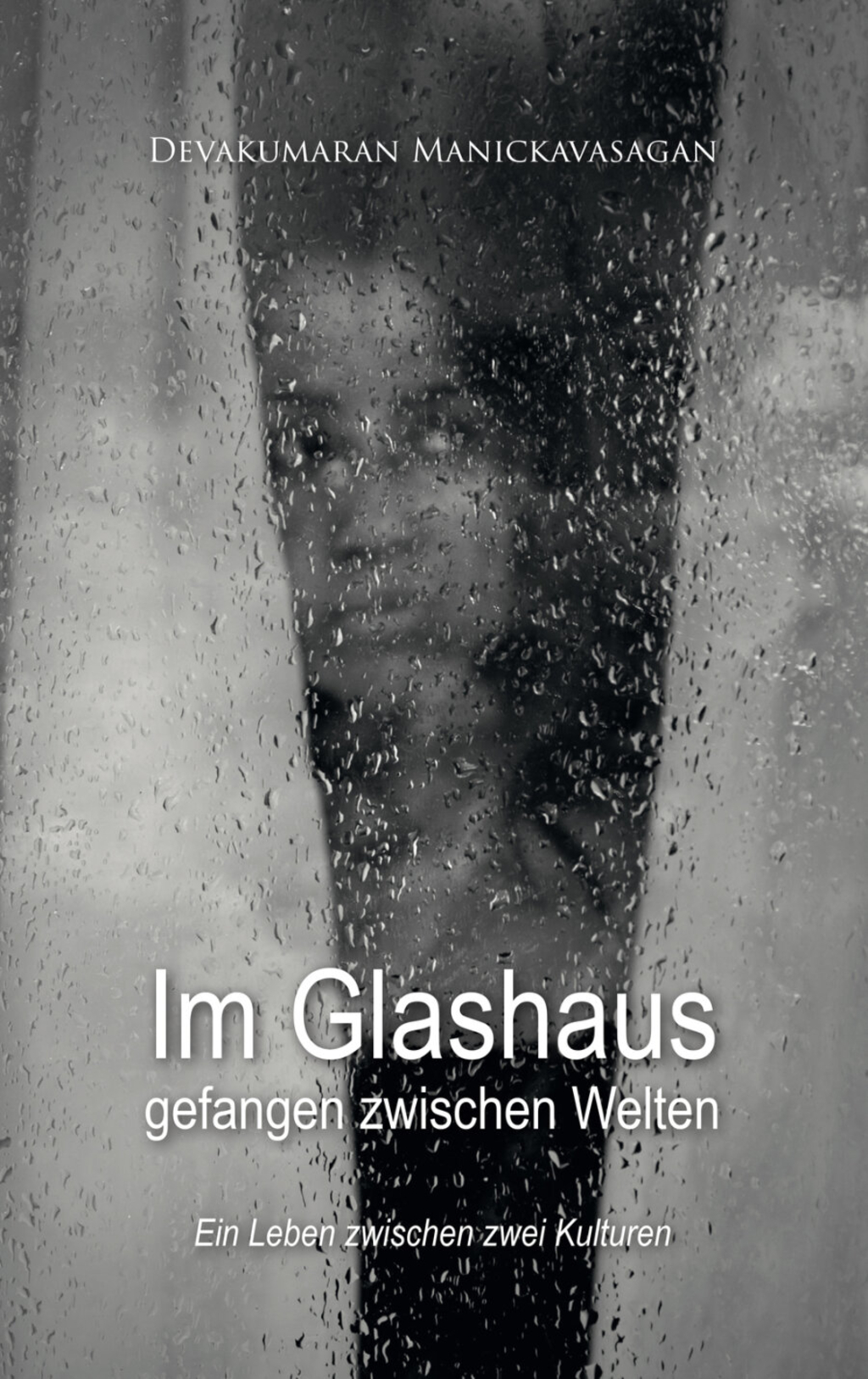 Buchcover "Im Glashaus". Darauf in schwarz-weiß eine Frau, die zwischen Vorhängen durch eine Fensterscheibe schaut, auf welcher Regentropfen sind.