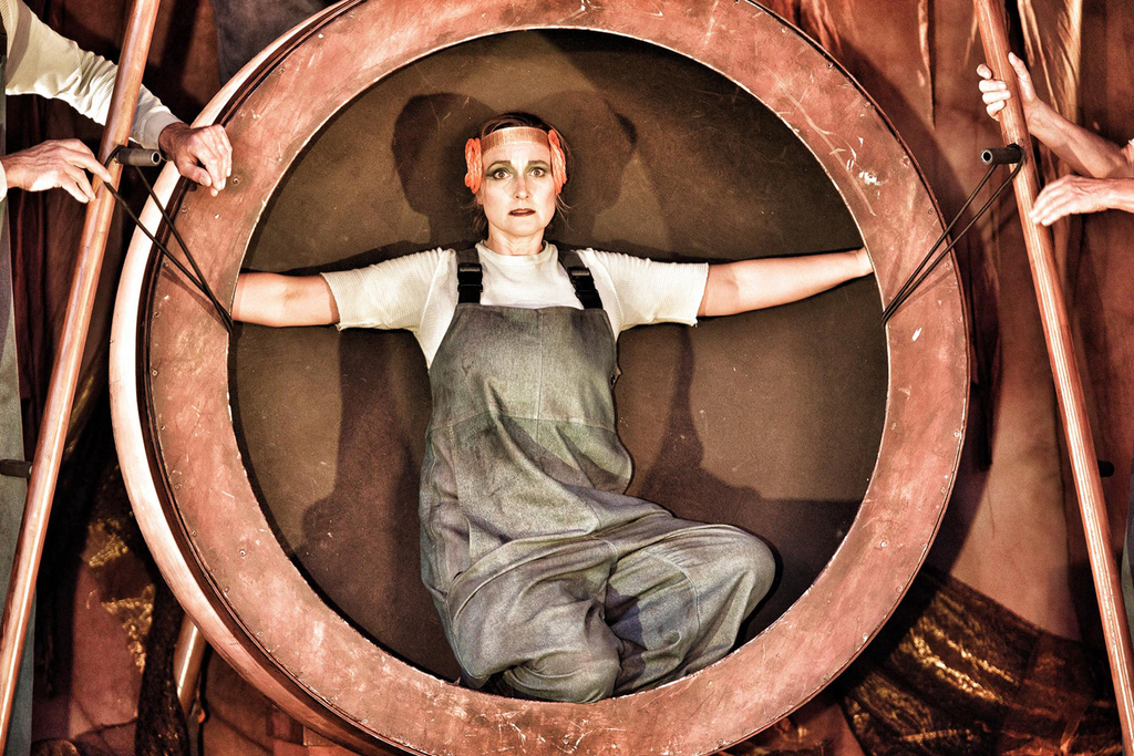 Eine Person sitzt in einem Kreis welcher von zwei Stangen gehalten wird