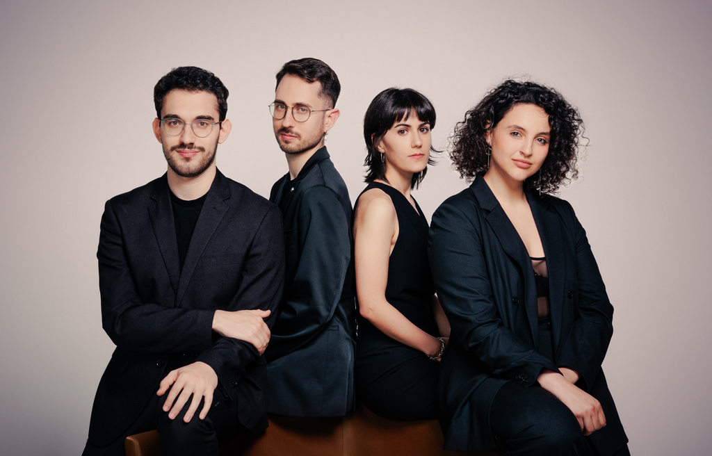 Vier Musiker in schwarzer Kleidung