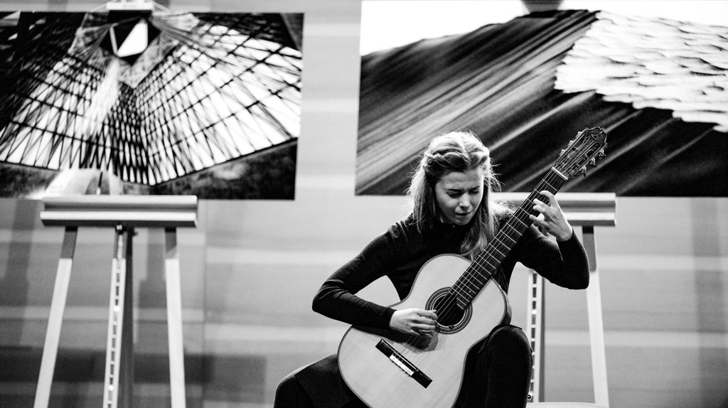 Schwarz-weiß Bild einer Gitarrenspielerin