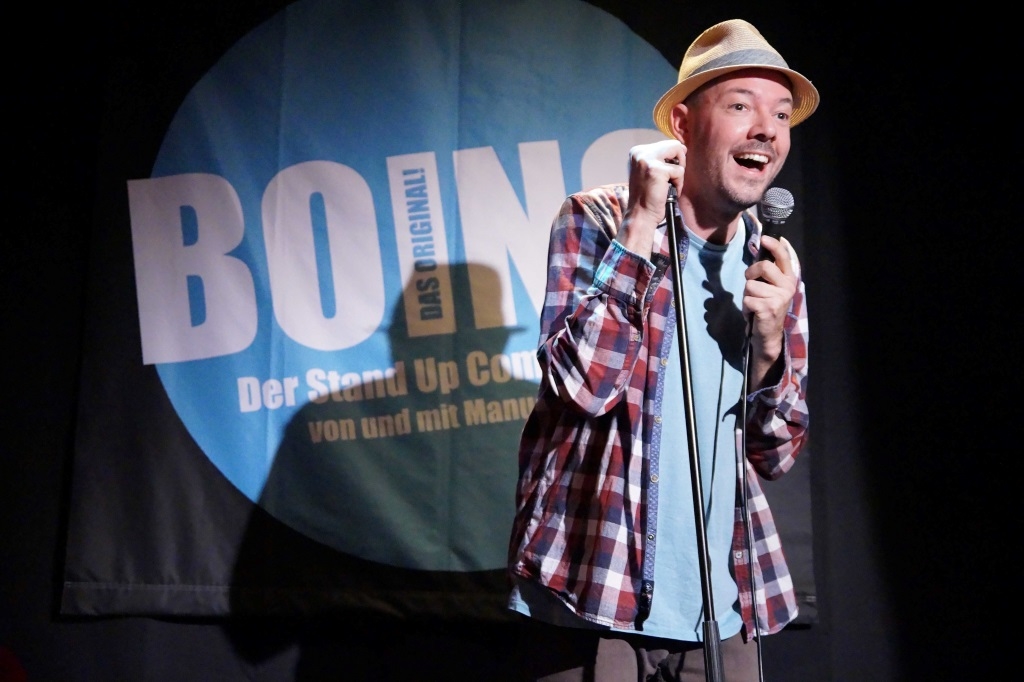 Mann mit Hut auf Bühne