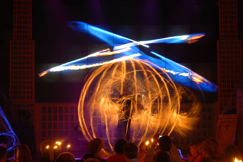 Bühnenshow mit Licht- und Feuereffekten von Chapeau Bas