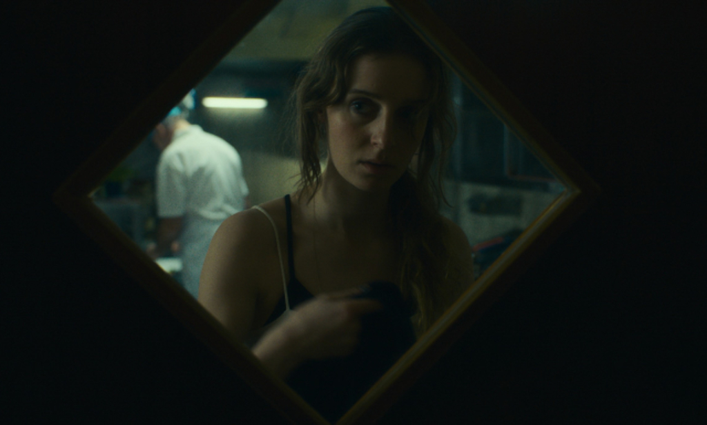 Eine Frau schaut durch ein kleines Fenster