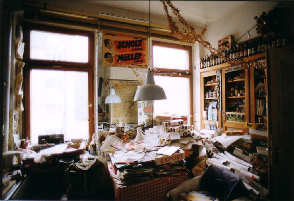 Ein Zimmer voll mit Stapeln von Papier und Pappe über einen Tisch verteilt