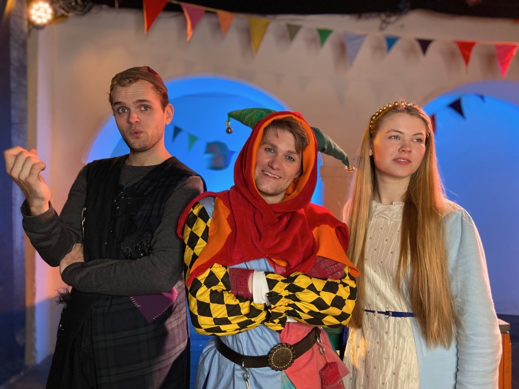 Drei Schauspieler*innen in Kostümen