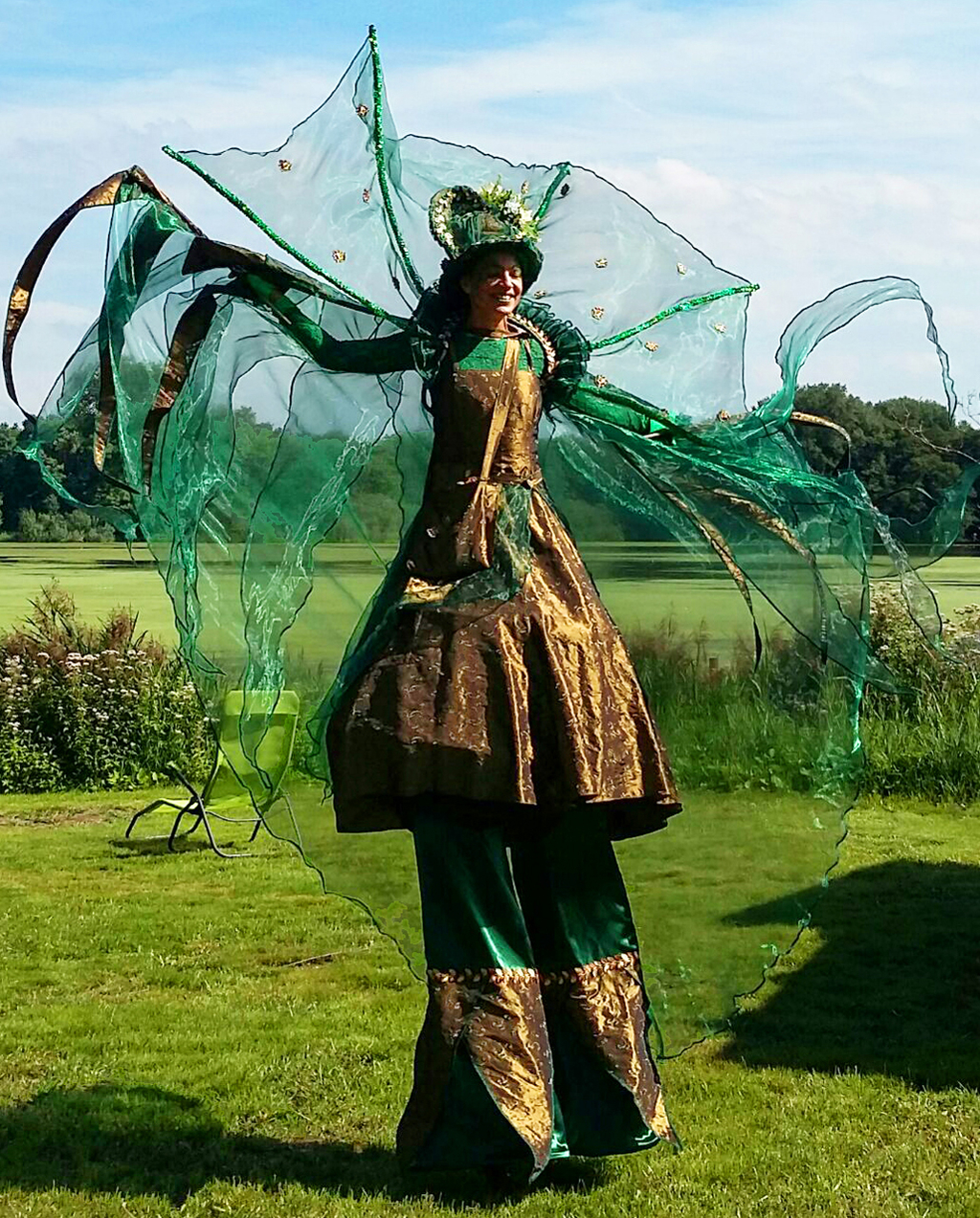 Frau verkleidet als Waldfee