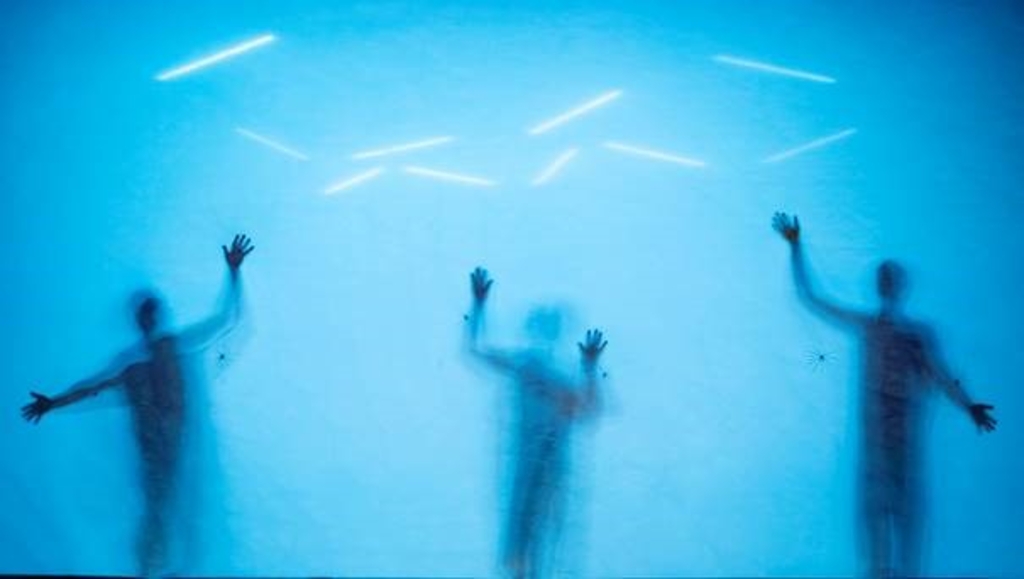 Foto von Personen hinter einer unscharfen Glaswand