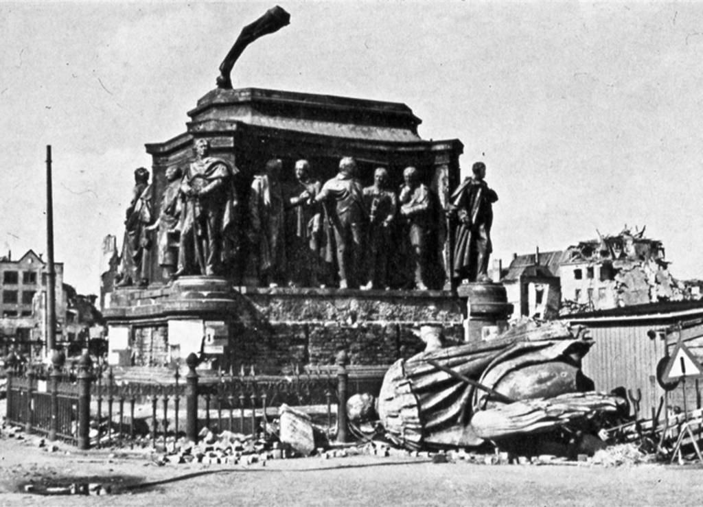 Das Reiterdenkmal 1945 von Süden gesehen