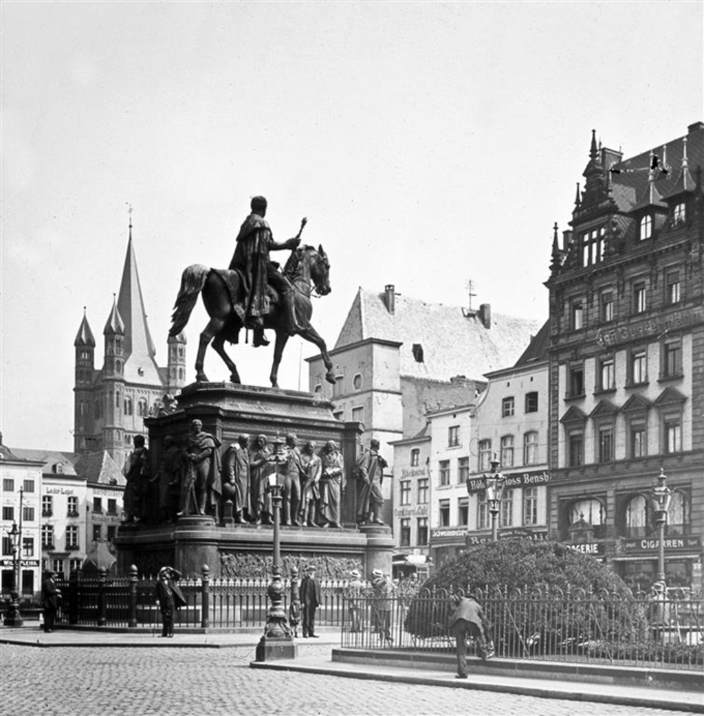 Das Denkmal nach seiner Fertigstellung um 1900