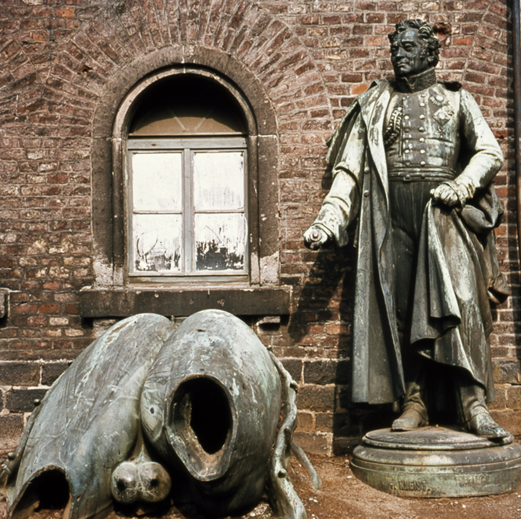 Im Hof von Fort X (Neusser Wall) hatten einige Hochrelief- und Teile der Reiterfigur einen zeitweiligen Aufstellungsort. Ob der dargestellte General Kleist noch darauf wartet, zum Leipziger Platz transportiert zu werden oder ob er bereits zurückgeholt worden ist, um am ersten provisorischen Sockel seinen Platz zu finden, lässt sich nicht erkennen. 