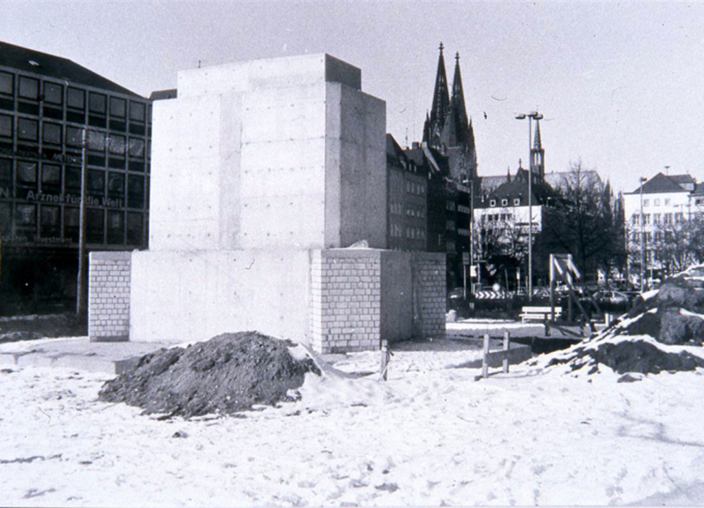 Der erste provisorische Sockel des Reiterdenkmals, 1985