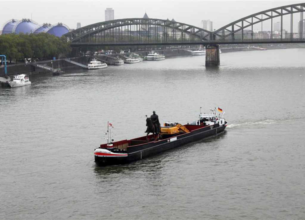 Schiffstransport des Reiterdenkmals