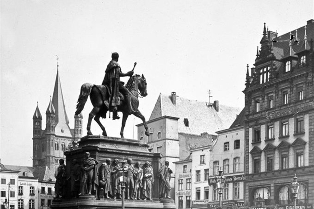 Das Denkmal nach seiner Fertigstellung um 1900, Link auf Geschichte des Reiterdenkmals zu Ehren von König Friedrich Wilhelm III.