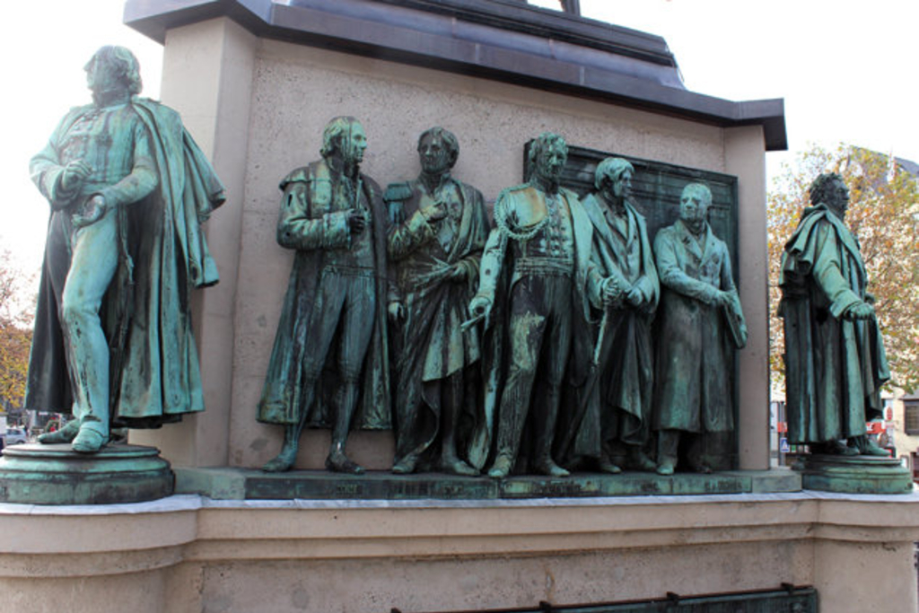 Eckfiguren und Hochrelieffiguren der Nordseite des Reiterdenkmal, Link auf Beschreibung des Reiterdenkmals zu Ehren von König Friedrich Wilhelm III.