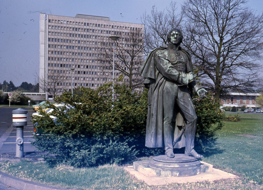 Die Hochrelieffigur des Yorck von Wartenberg an ihrem zeitweiligen Standort am damaligen Bundeswehrverwaltungsamt Brühler Straße (1983)