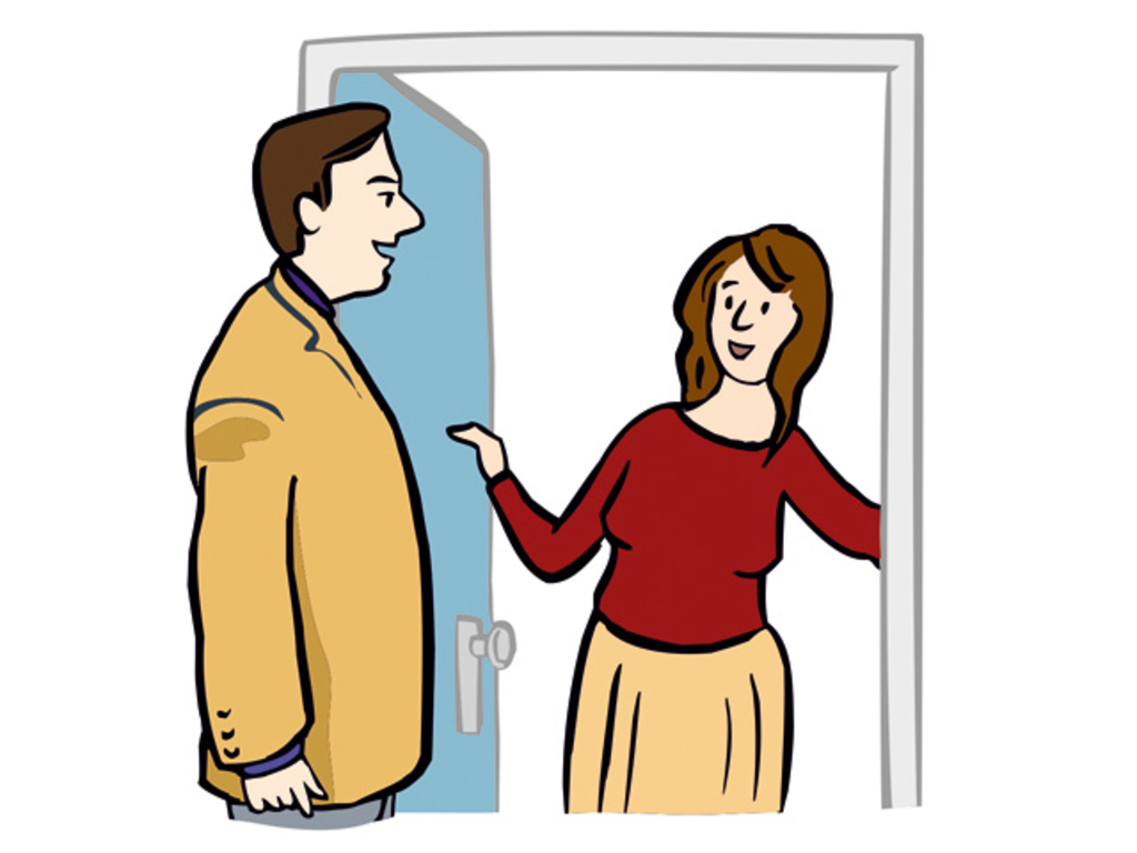 Ein Betreuer geht zu einer Frau ins Haus.