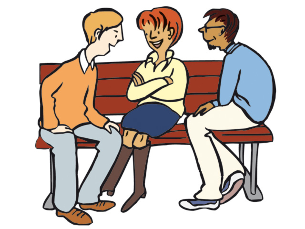 Eine Frau und zwei Männer sitzen auf einer Bank und unterhalten sich.