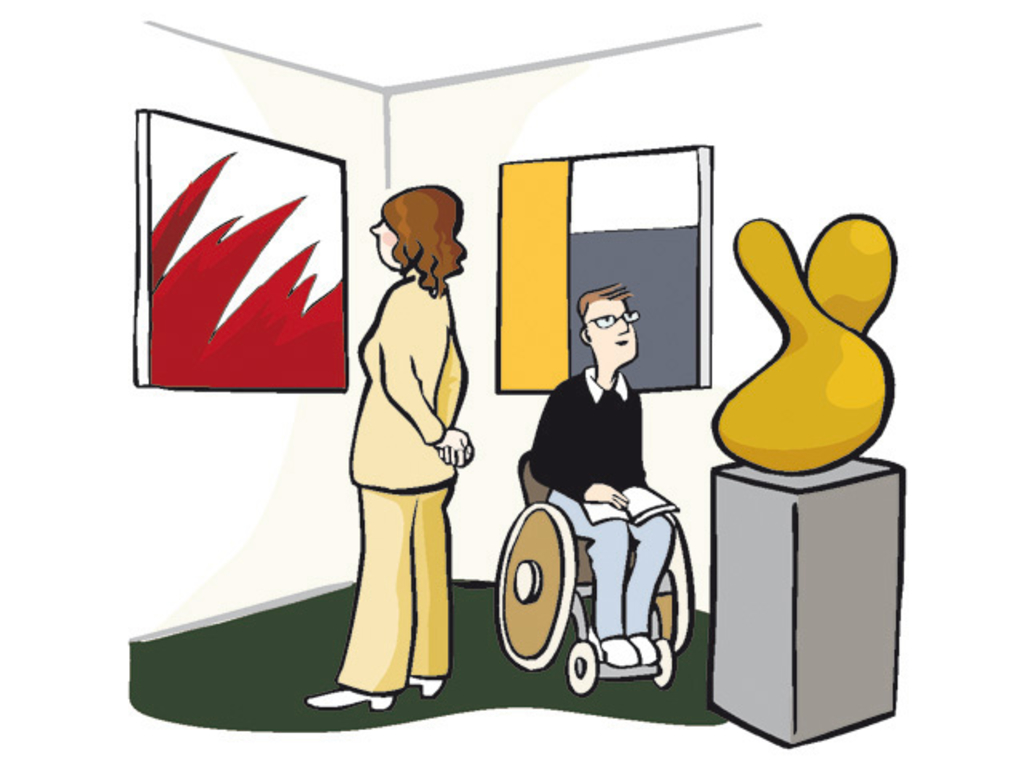 Ein Mann im Roll-Stuhl und eine Frau stehen vor Bildern und Kunst-Objekten.