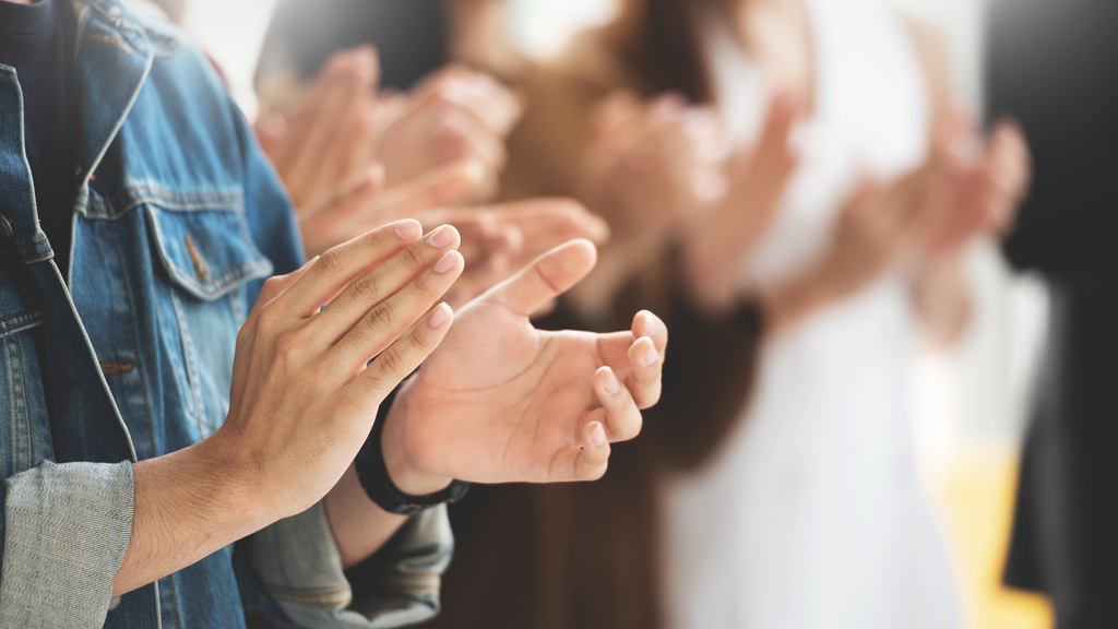 Cropped image of Creative designers audience applauding at a bus, Link auf Preise und Auszeichnungen - Stadt Köln