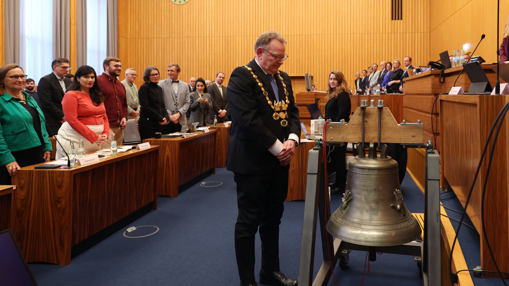 OB Burmester vor der Friedensglocke