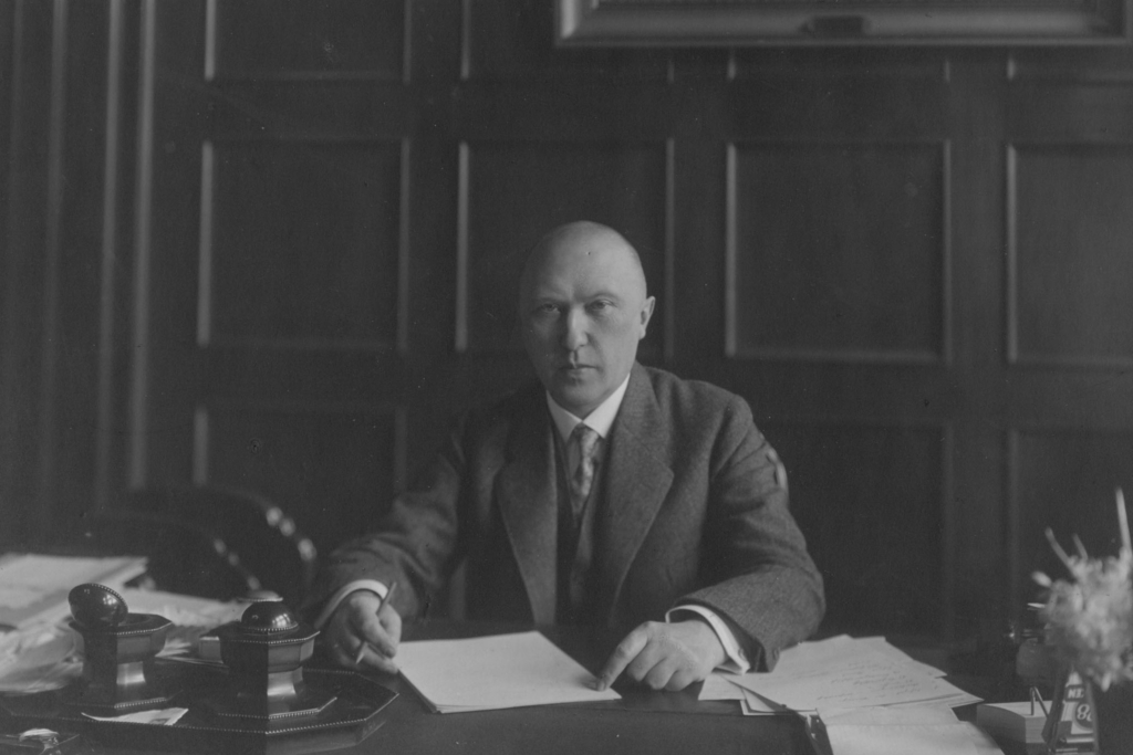 Oberbürgermeister Konrad Adenauer am Schreibtisch, 1933, Link auf Konrad Adenauer und die Stadt der Zukunft