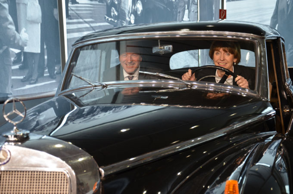 Oberbürgermeisterin Henriette Reker und Michael Garvens im Adenauer-Mercedes