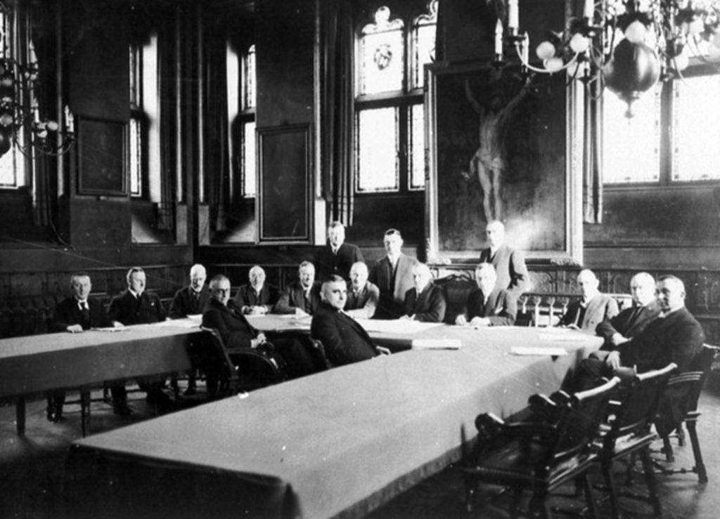 Eugène Coubillier: Oberbürgermeister Konrad Adenauer mit Beigeordnetenkollegium im Senatssaal des Kölner Rathauses, 1926, RBA MF011318