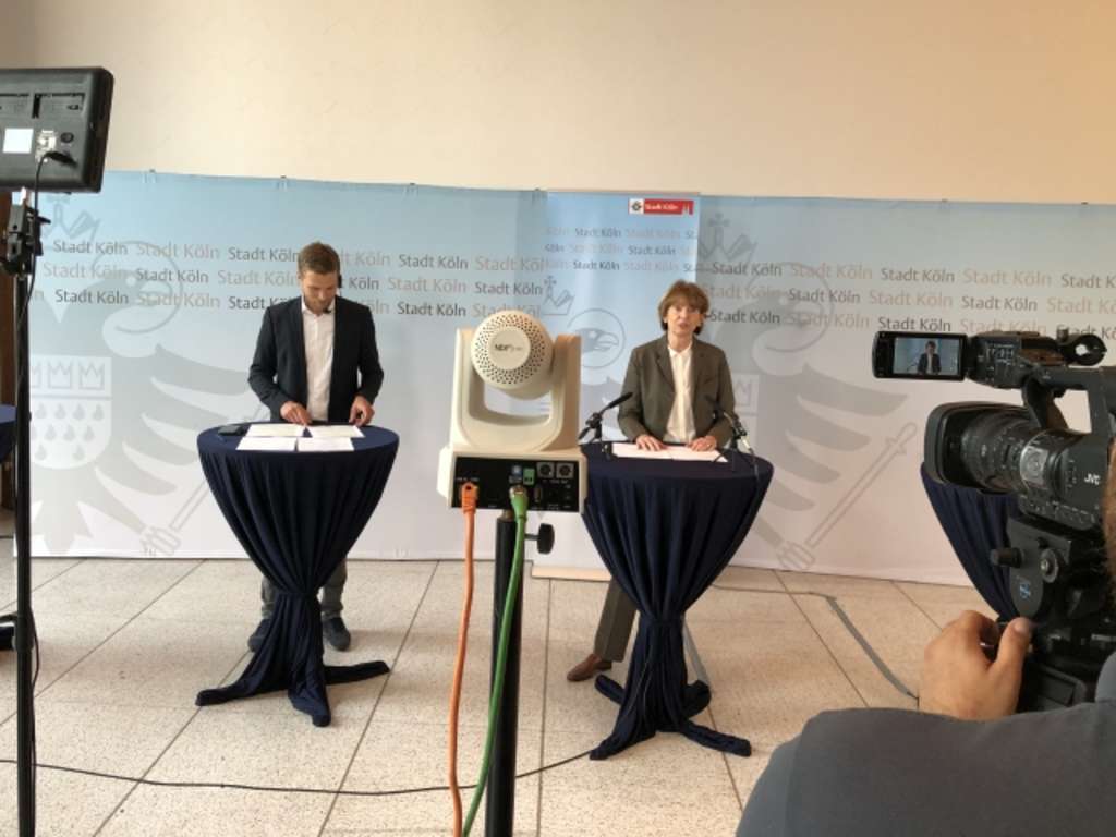 Henriette Reker im Gespräch mit einem Moderator beim digitalen Stadtgespräch Chorweiler.