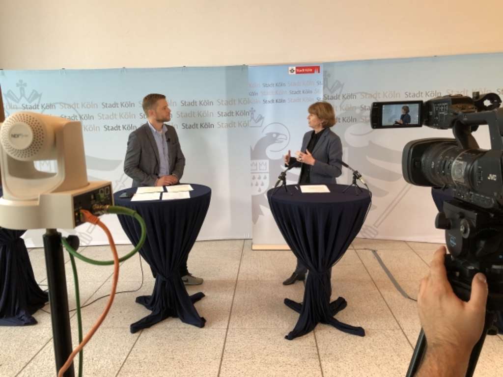 Henriette Reker im Gespräch mit einem Moderator beim digitalen Stadtgespräch Rodenkirchen