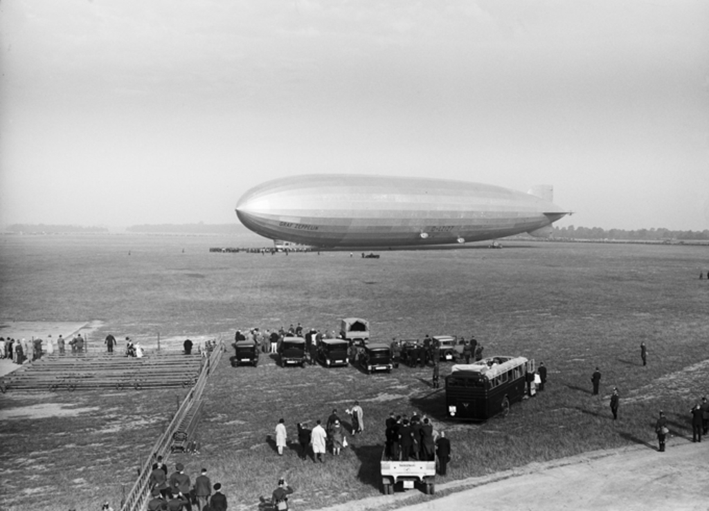 Albert Grünberg: Landung der Graf Zeppelin LZ 127 auf dem Flugplatz Butzweilerhof, 1928, RBA 102634