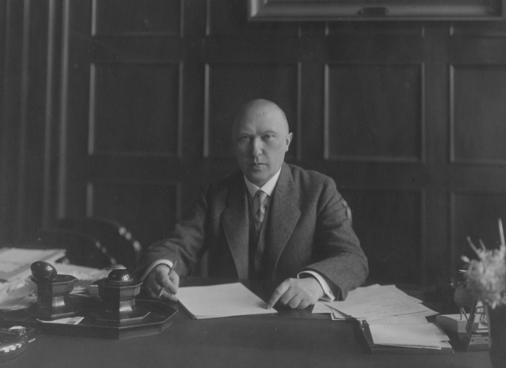 Oberbürgermeister Konrad Adenauer am Schreibtisch, 1933