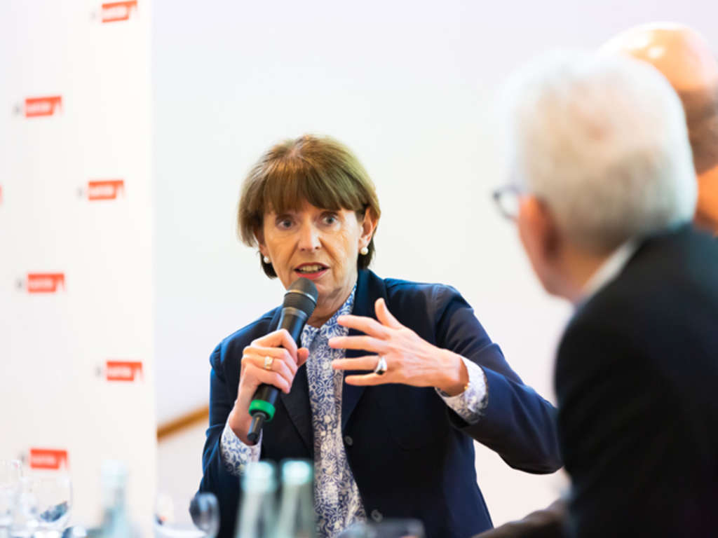 Oberbürgermeisterin Henriette Reker im Gespräch mit einer Person, die man von hinten sieht.