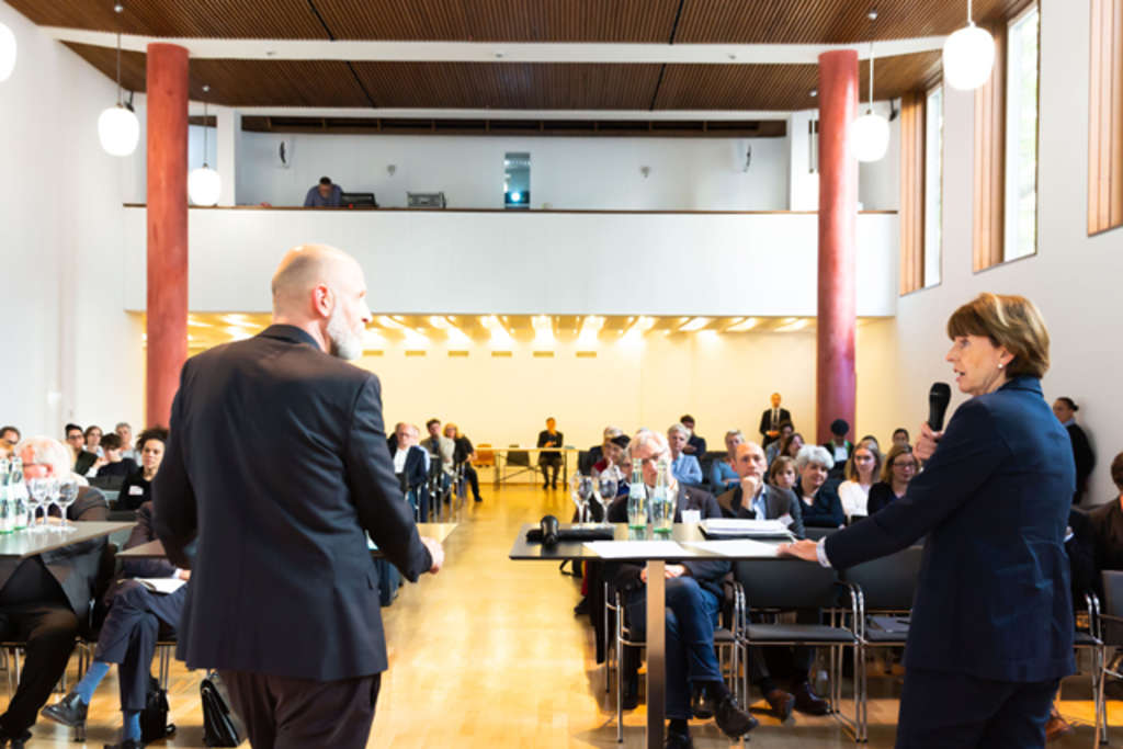 Oberbürgermeisterin Henriette Reker von hinten mit Blick auf das Publikum beim Stadtgespräch Innenstadt