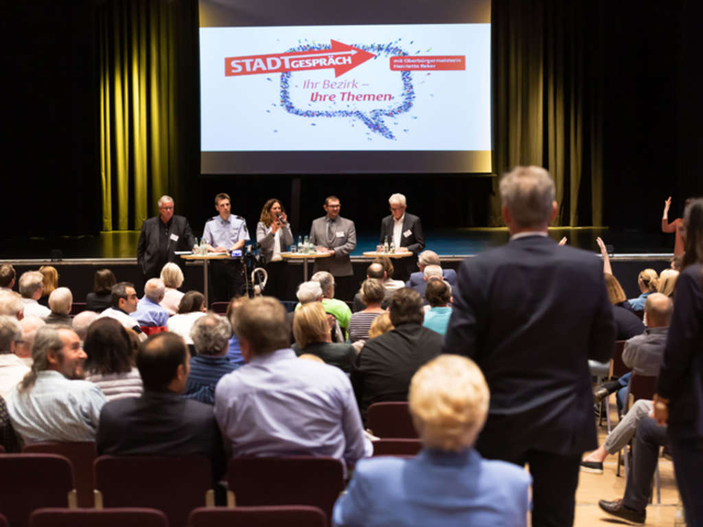 Stadtgespräch Porz am 11. Juni 2019: Blick aus dem Zuschauerraum auf das Podium