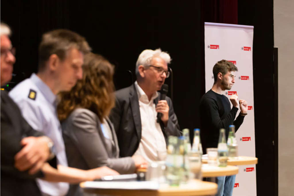 Stadtgespräch Porz am 11. Juni 2019, Blick auf das Podium von der Seite