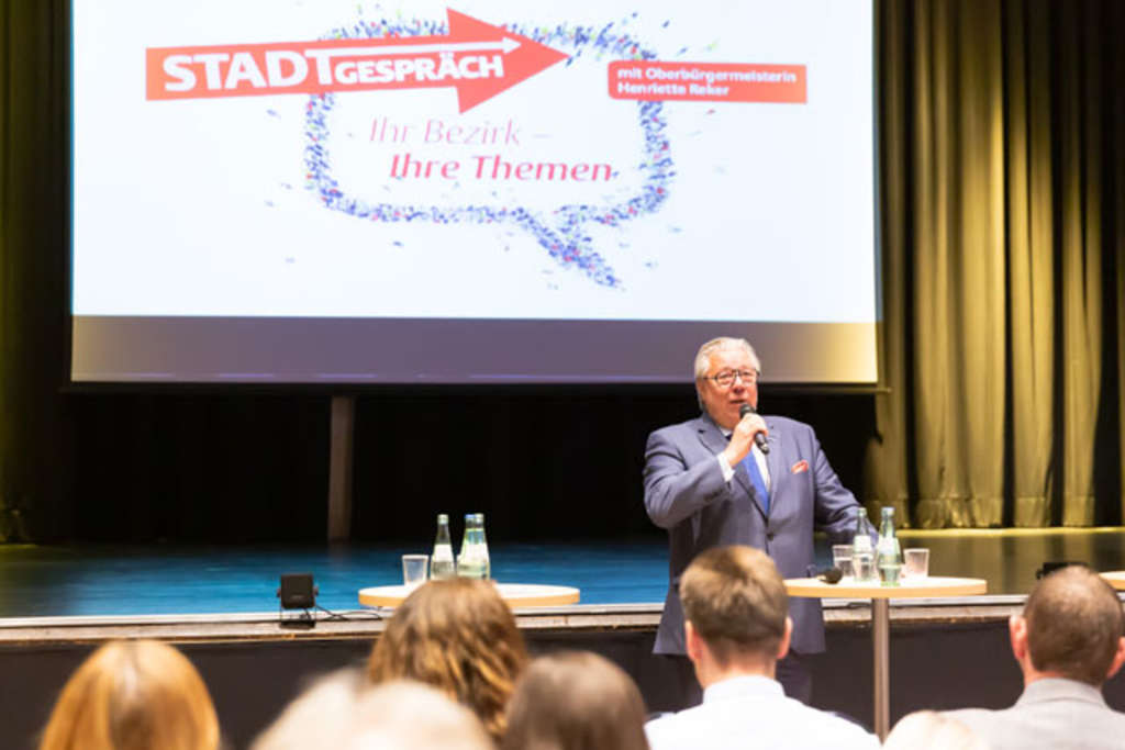 Stadtgespräch Porz am 11. Juni 2019: Blick auf das Podium