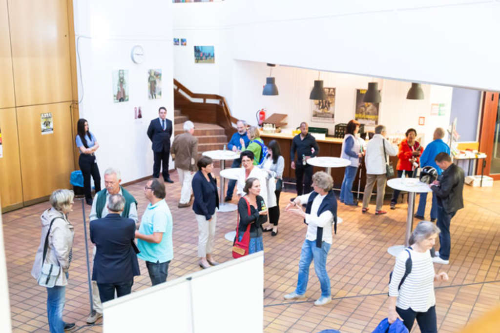 Stadtgespräch Porz am 11. Juni 2019: Foyer im Bezirksrathaus Porz mit Stehtischen und diskutierenden Personen