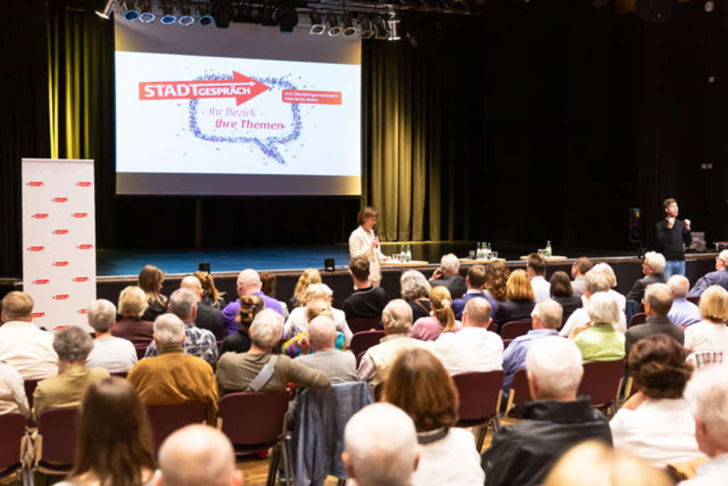 Stadtgespräch Porz am 11. Juni 2019: Blick von hinten aus dem Zuschauerraum Richtung Podium